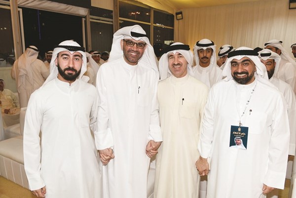 أسامة الزيد متوسطا عددا من مؤيديه
