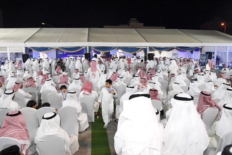 ابناء الدائرة الرابعة امام المقر الانتخابي لمرشحهم ثامر السويط