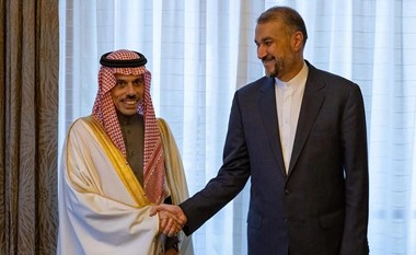 وزير الخارجية السعودي يلتقي نظيره الإيراني على هامش اجتماع «بريكس» في جنوب أفريقيا