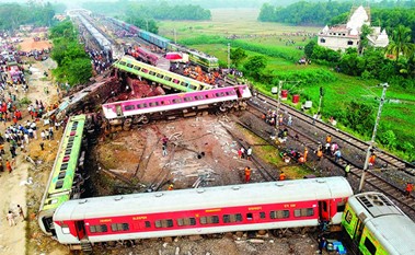 مئات القتلى والجرحى في أسوأ كارثة تصادم قطارات بالهند منذ عقدين