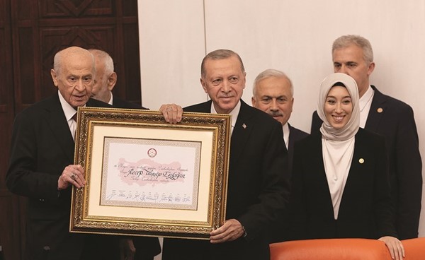 الرئيس التركي رجب طيب أردوغان يتسلم وثيقة التنصيب الرسمية لولايته الرئاسية الجديدة من دولت بهتشلي	(رويترز)
