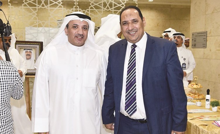 الوزير د.عامر الرطام مع الزميل أسامة أبو السعود
