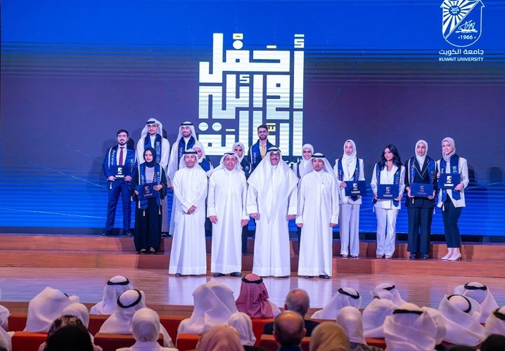 وزير التربية ووزير التعليم العالي د.حمد العدواني خلال تكريم الطلبة المتفوقين في جامعة الكويت