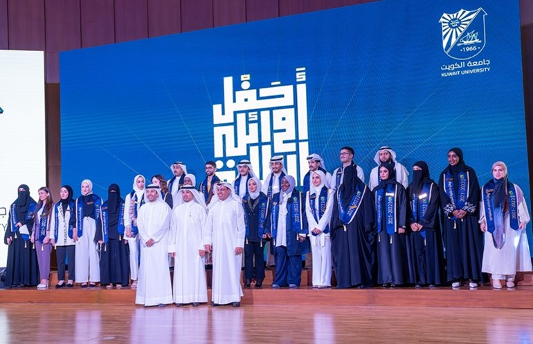 جانب من تكريم الطالبات المتفوقات