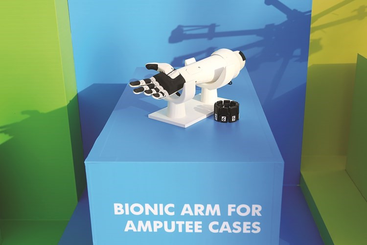ذراع اصطناعية أحد اختراعات مشاريع طلبة AUM في مجال الخدمات الصحية