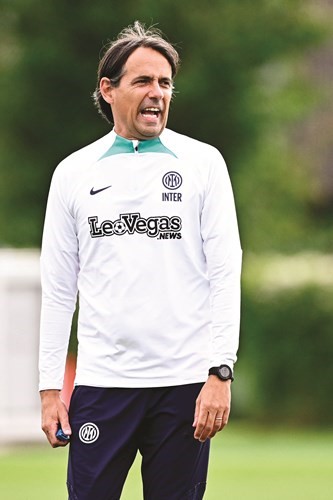 Inter Milans Italian head coach Simone Inzaghi supervises a training session on June 5،2023 at the clubs training ground in Appiano Gentile، north of Milan، as part of a Media Day، five days ahead of Inter Milans UEFA Champions League final against Manchester City. (Photo by GABRIEL BOUYS/ AFP)