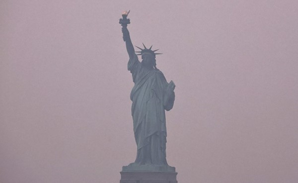 دخان حرائق الغابات الكندية يلف تمثال الحرية في نيويورك 	(رويترز)