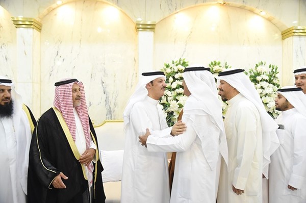 فهد فلاح بن جامع خلال استقباله المهنئين