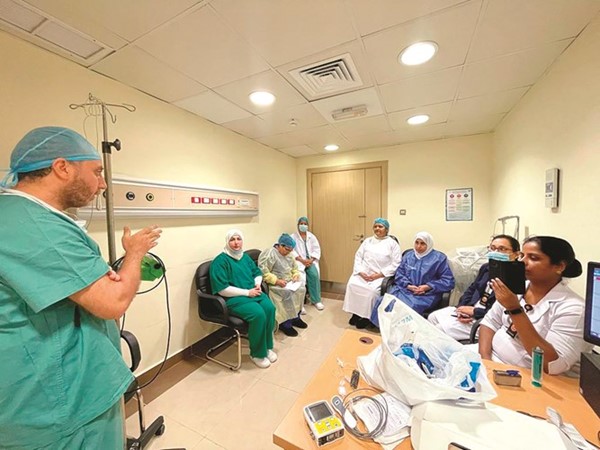 د. محمد داوود أثناء تدريب الطاقم الطبي على الجرعات المبرمجة لعلاج آلام الولادة