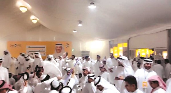 جموع غفيرة في المقر الانتخابي للنائب بدر النشمي يهنئونه بالفوز