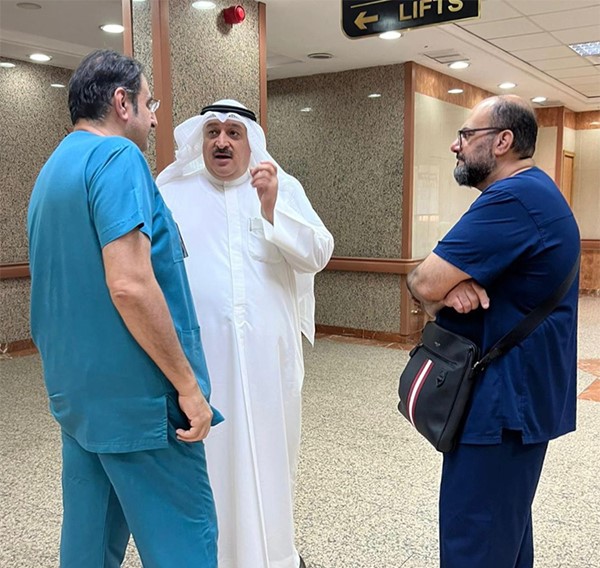 وزير الصحة د. أحمد العوضي يتفقّد العيادات الخارجية في مستشفى مبارك