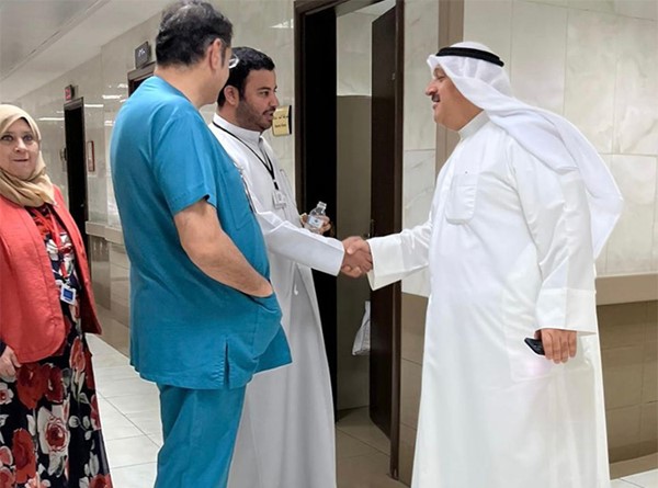 وزير الصحة د. أحمد العوضي يتفقّد العيادات الخارجية في مستشفى مبارك