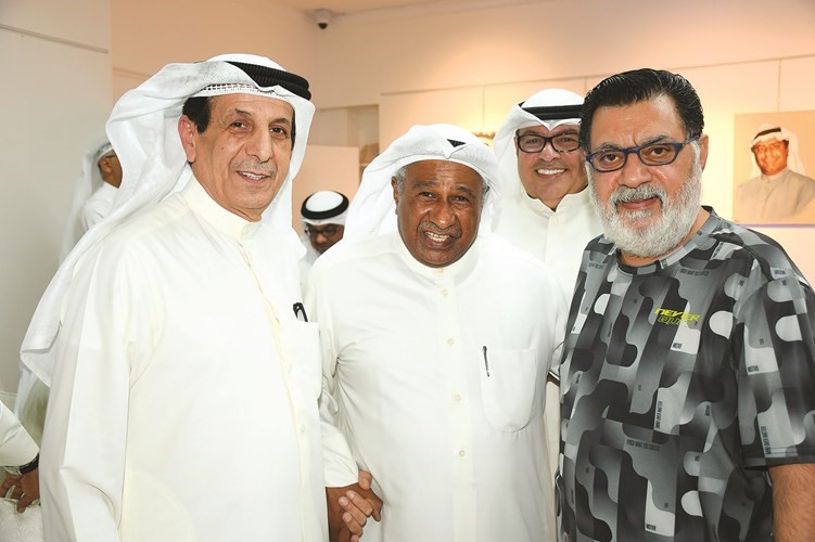 الكابتن سعد الحوطي يتوسط الفنان حسن إبراهيم والشاعر ساهر وجاسم الأنصاري