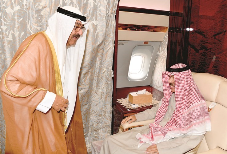 صاحب السمو الأمير الشيخ نواف الأحمد قبيل مغادرته البلاد وفي وداعه سمو نائب الأمير وولي العهد الشيخ مشعل الأحمد