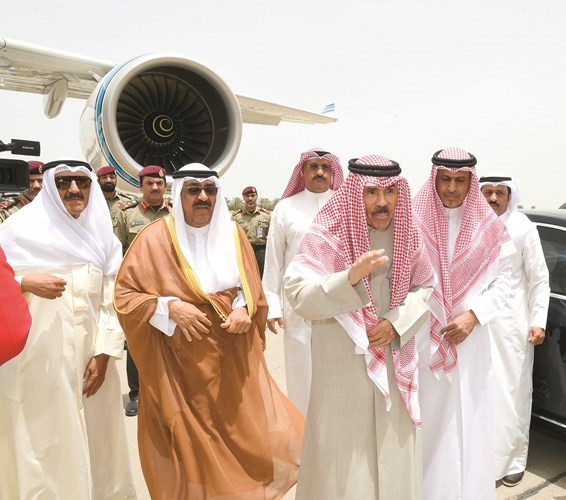 صاحب السمو الأمير الشيخ نواف الأحمد يحيي مودعيه في المطار بحضور سمو نائب الأمير وولي العهد الشيخ مشعل الأحمد والشيخ مبارك الفيصل