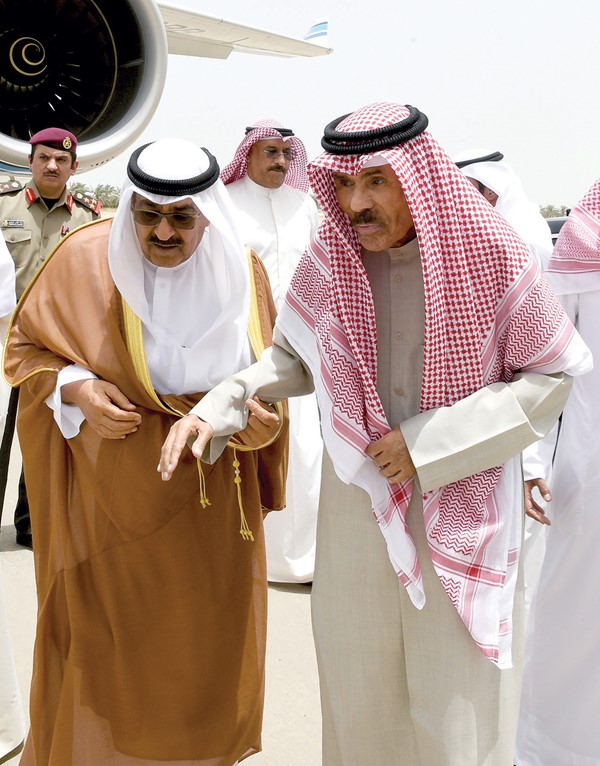 صاحب السمو الأمير الشيخ نواف الأحمد لدى مغادرته البلاد وفي وداعه سمو نائب الأمير وولي العهد الشيخ مشعل الأحمد