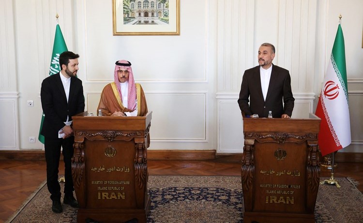 وزير الخارجية السعودي الأمير فيصل بن فرحان ونظيره الإيراني حسين أمير عبداللهيان في مؤتمر صحافي (رويترز)