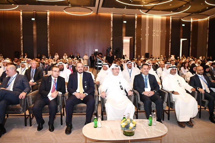 أحمد العيدان وعلي الجنابي من شركة شل في مقدمة الحضور خلال افتتاح مؤتمر مجرة البيانات (قاسم باشا)