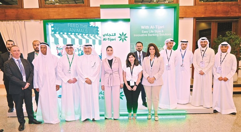 ممثلو التجاري في جناح البنك المشارك في المؤتمر