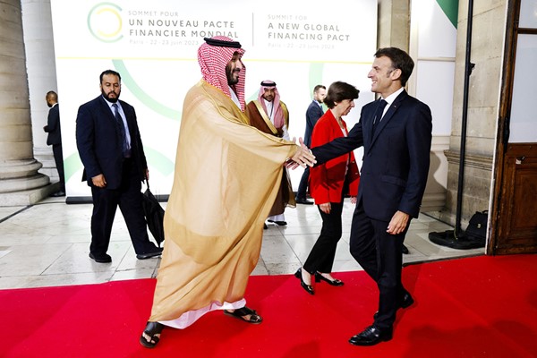 الرئيس ماكرون مستقبلا صاحب السمو الملكي الأمير محمد بن سلمان في مستهل قمة باريس (رويترز)