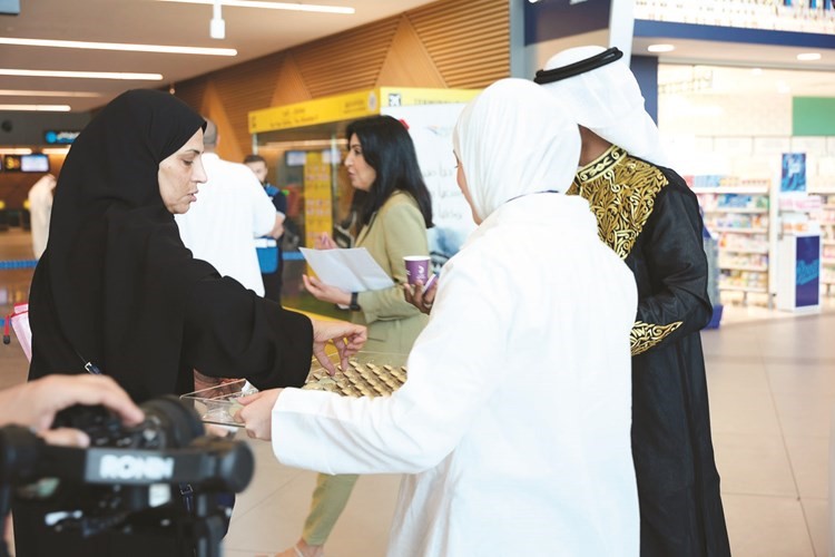 فريق العلاقات العامة في stc خلال توزيع الضيافة على الحجاج