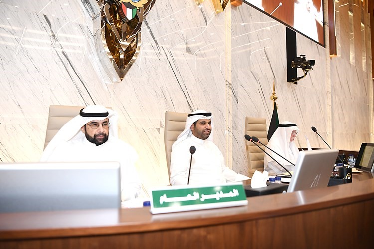 عبدالله المحري وم.سعود الدبوس والمستشار رجعان الغريب خلال الجلسة