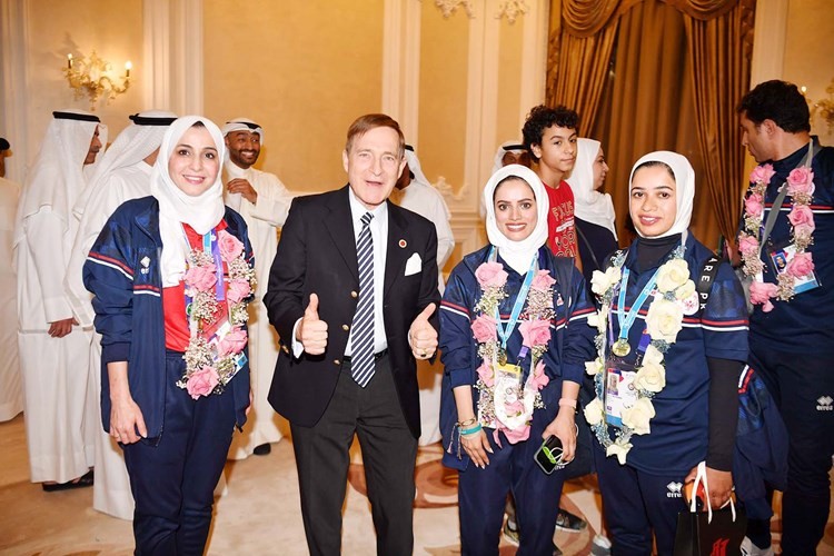 السفير الألماني لدى دولة الكويت هانس كريستيان فرايهير فون يتوسط عددا من أعضاء الوفد