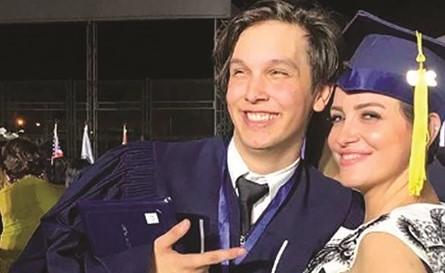 ريهام تنتظر ابنها مخرجاً