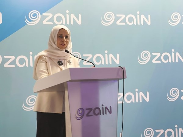 إيمان الروضان تلقي كلمتها