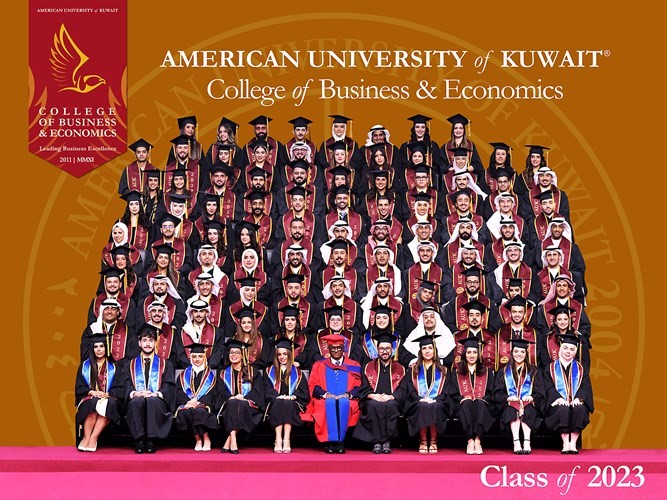 خريجو كلية إدارة الأعمال والاقتصاد يتوسطهم عميد الكلية رالف باليام