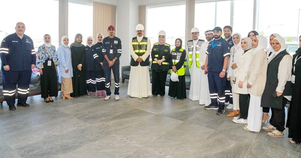 سمو الشيخ أحمد نواف الأحمد الصباح ود.أماني بوقماز مع عدد من العاملين في مشروع مبنى المطار الجديد
