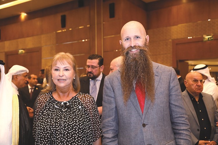 القائم بالأعمال الأميركي جيمس هولتسنايدر والسفيرة الأرجنتينية