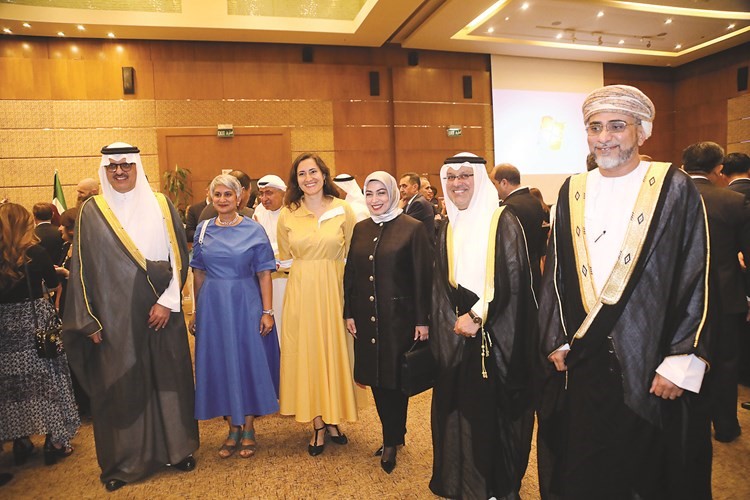 الأمير سلطان بن سعد والسفير صلاح المالكي والمستشار شهاب بن سالم الرواس مع السفيرتين طوبى سونمز وعليا مواني