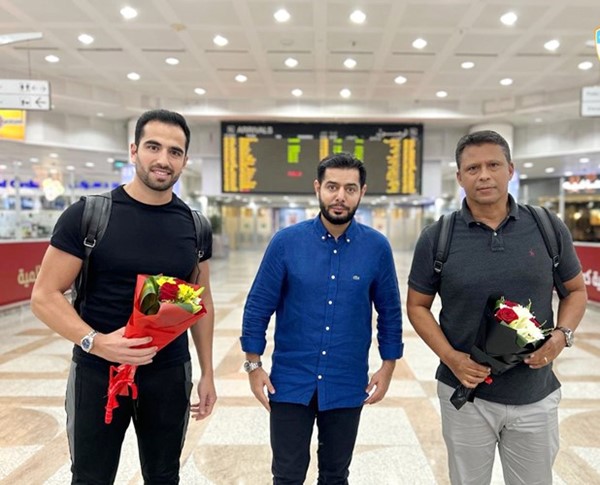 البرازيلي سيرجيو فارياس ومدرب اللياقة فيليب لدى وصولهما