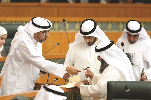 حمد العبيد وعبدالله الأنبعي وأسامة الشاهين ود.حسن جوهر خلال الجلسة