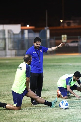 فراس الخطيب يوجه احد اللاعبين