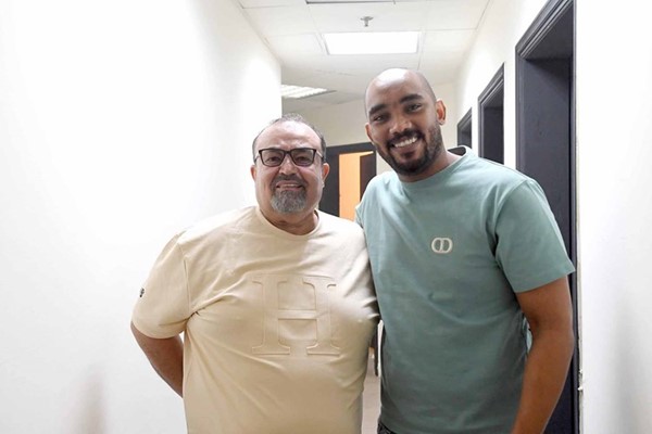 الزميل ياسر العيلة مع النجم مبارك المانع
