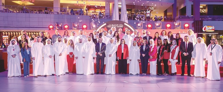 فريق بنك الخليج بعد الإعلان عن رابحة المليون دينار