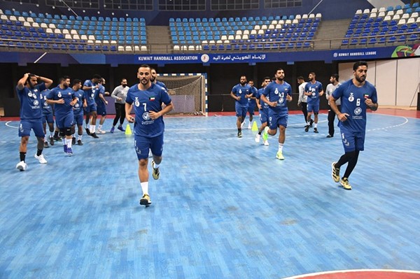 لاعبو المنتخب الوطني خلال التدريبات