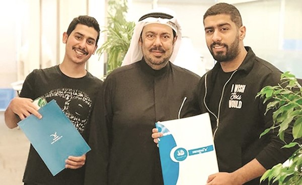 المسلم يتوسط بدر الشعيبي وابنه المخرج عبدالله المسلم