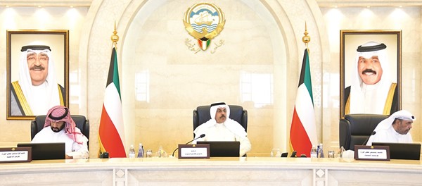 سمو الشيخ أحمد نواف الأحمد الصباح مترئسا اجتماع مجلس الوزراء ويبدو الشيخ طلال الخالد والشيخ أحمد الفهد