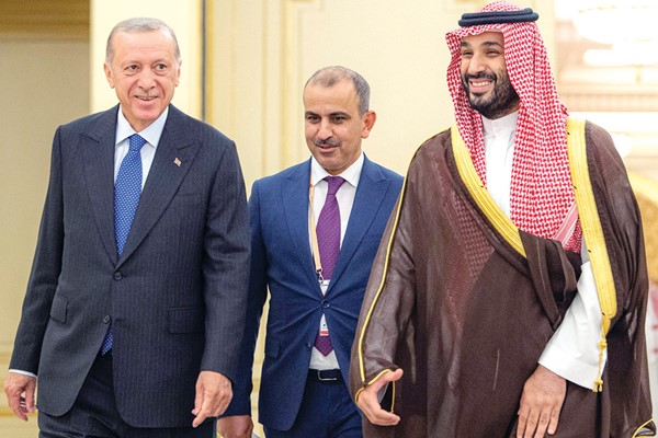 صاحب السمو الملكي الأمير محمد بن سلمان مستقبلاً الرئيس التركي رجب طيب أردوغان (أ.ف.پ)