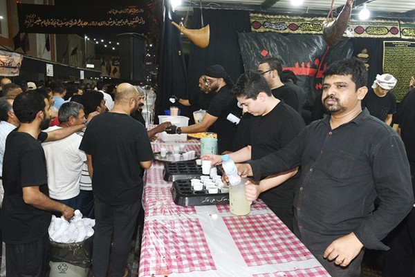 تقديم المشروبات للحضور