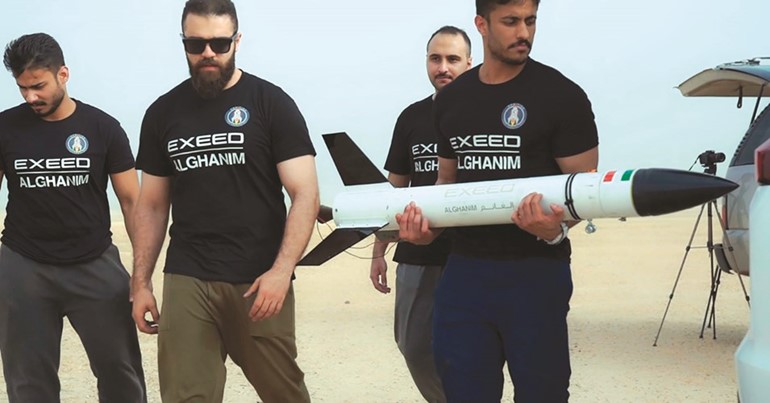 الفريق خلال القيام بالتجهيز لعملية الإطلاق