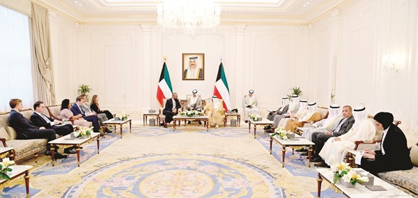 سمو ولي العهد الشيخ مشعل الأحمد مستقبلا وزير الخارجية وشؤون الكومنولث والتنمية البريطاني جيمس كليفرلي والوفد المرافق