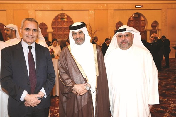 السفير القطري علي بن عبدالله آل محمود مع بعض المهنئين