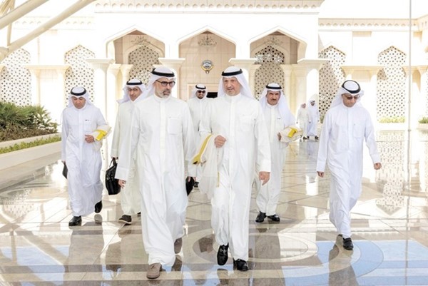 الشيخ سالم العبدالله لدى توجهه إلى بغداد وفي وداعه الشيخ جراح الجابر
