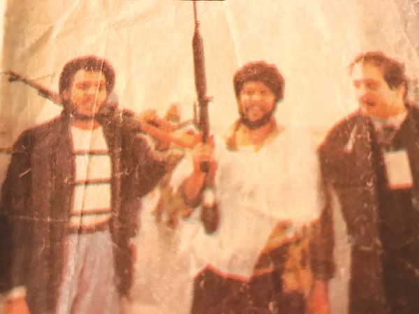 العنزي مع أفراد المقاومة أول أيام التحرير