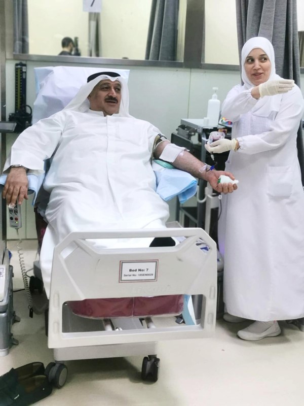 د.أحمد العوضي لدى تبرعه بالدم خلال الحملة