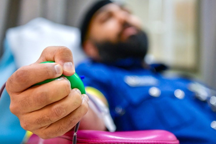 التبرع بالدم للحفاظ على تماسك الوطن